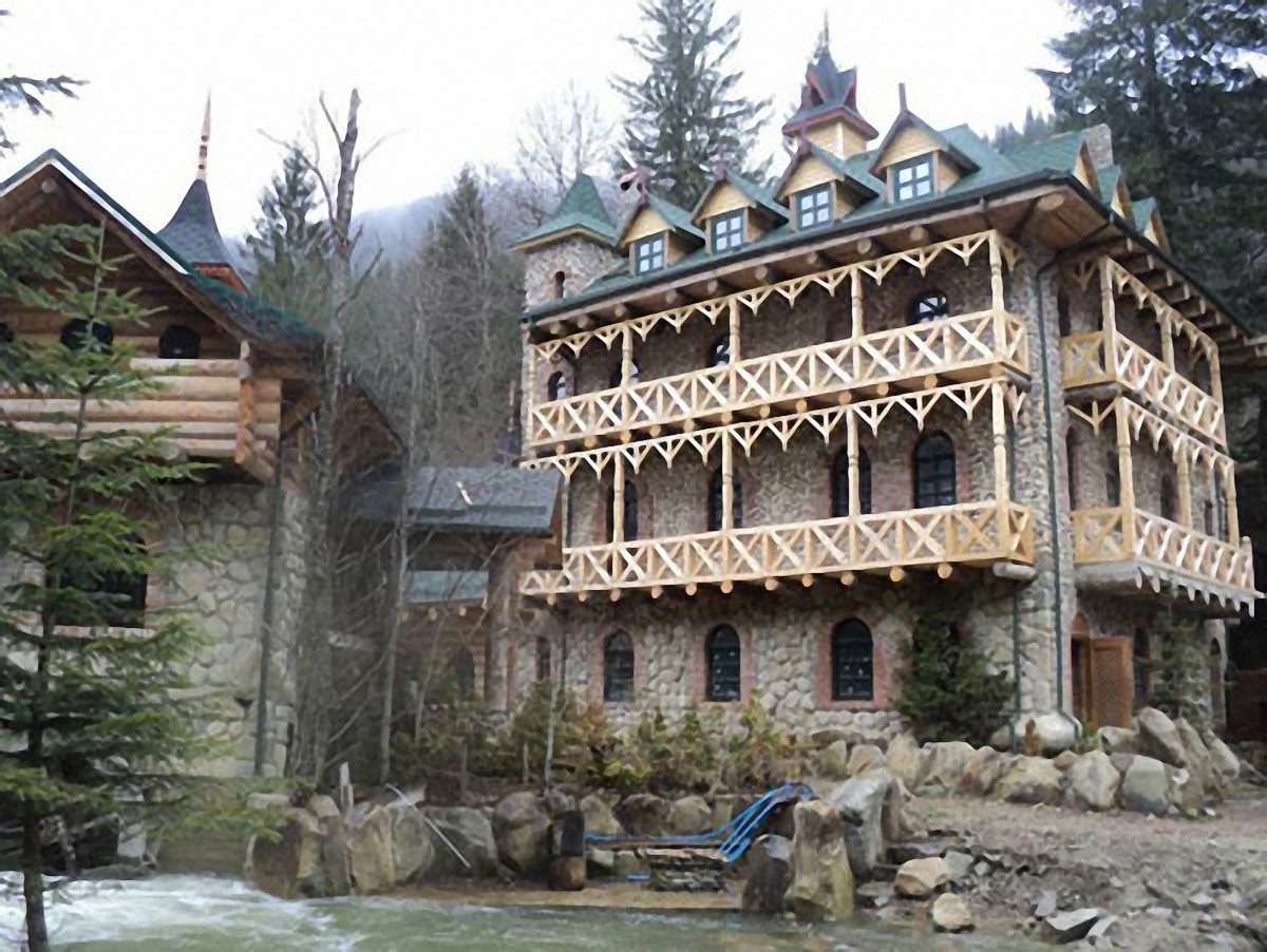 Ющенко добудовує розкішний карпатський замок. Фото