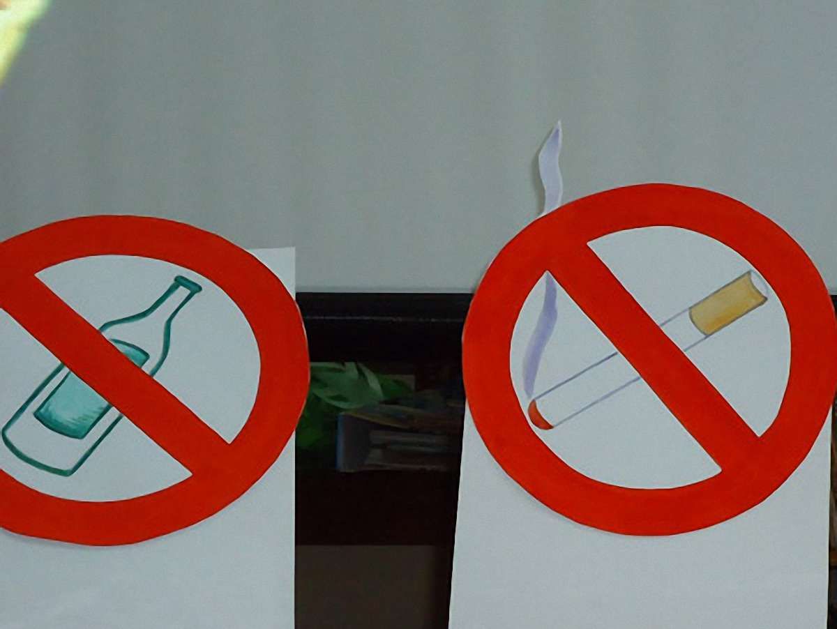 Азаров закликає бойкотувати сайти з рекламою алкоголю і тютюну