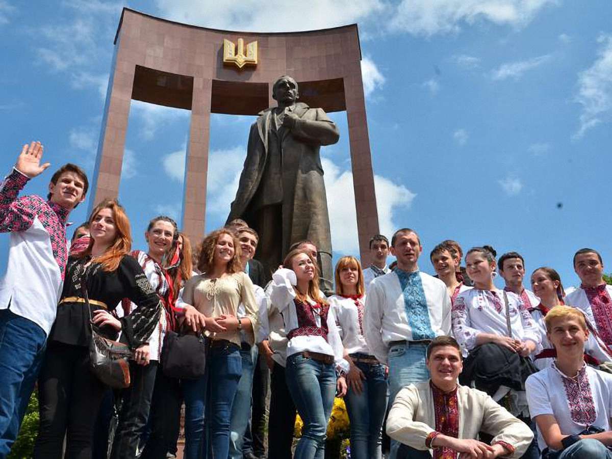 У Львові кількадесят осіб пройшли у вишиванках від Бандери до Шевченка