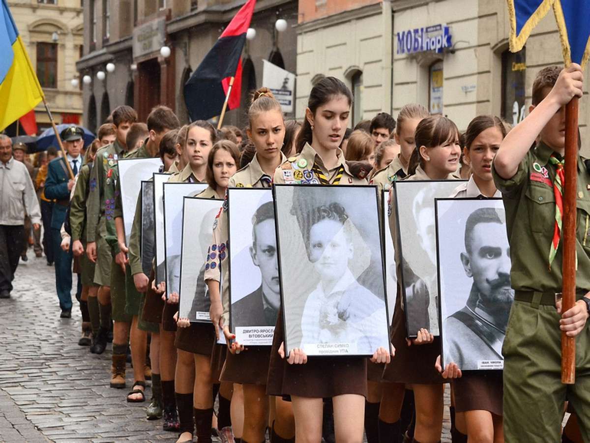 У Львові ходою від Бандери до Шевченка відзначили День героїв