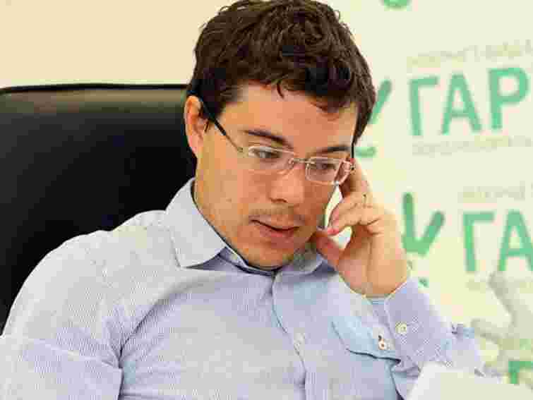 Тема боротьби з фашизмом штучно принесена в Україну з Росії, – політтехнолог