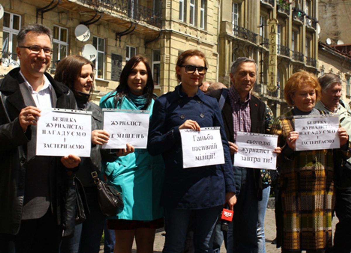 «Не бий свободу слова!», - з пікету журналістів у Львові. Фото