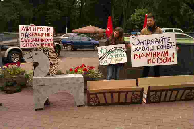 У Львові через потяг Ковель-Чернівці пікетували залізницю