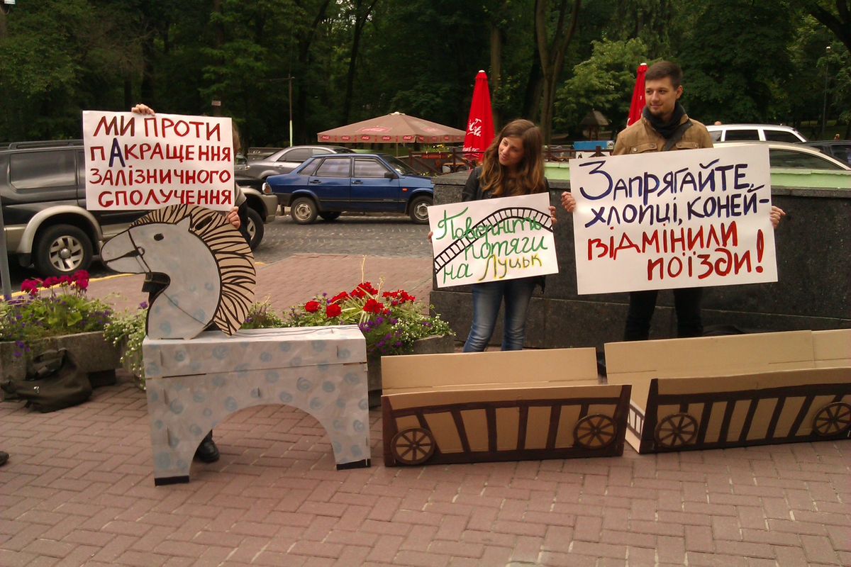 У Львові через потяг Ковель-Чернівці пікетували залізницю