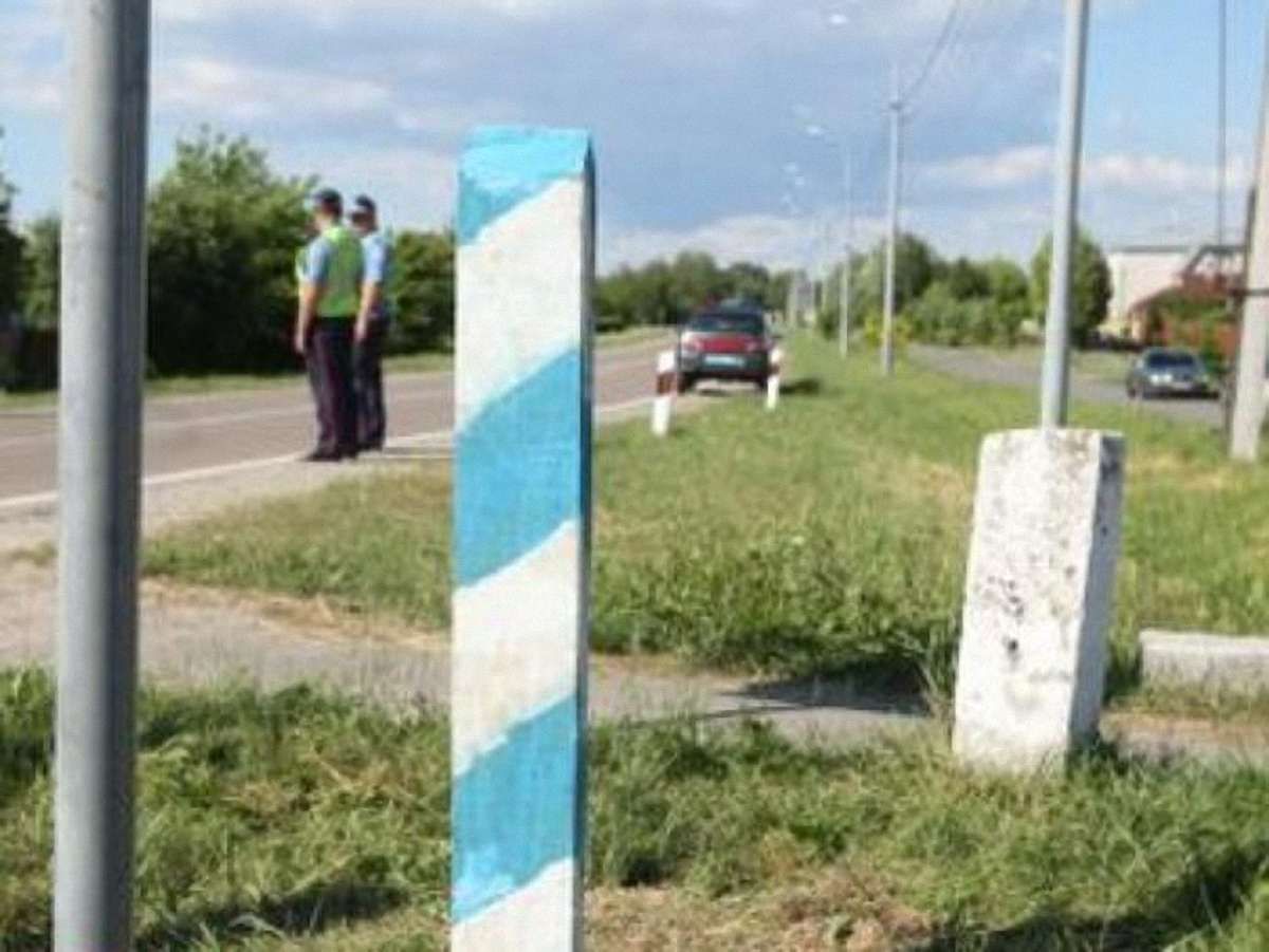 Біля "автономної республіки Межигір'я" встановили прикордонний стовп