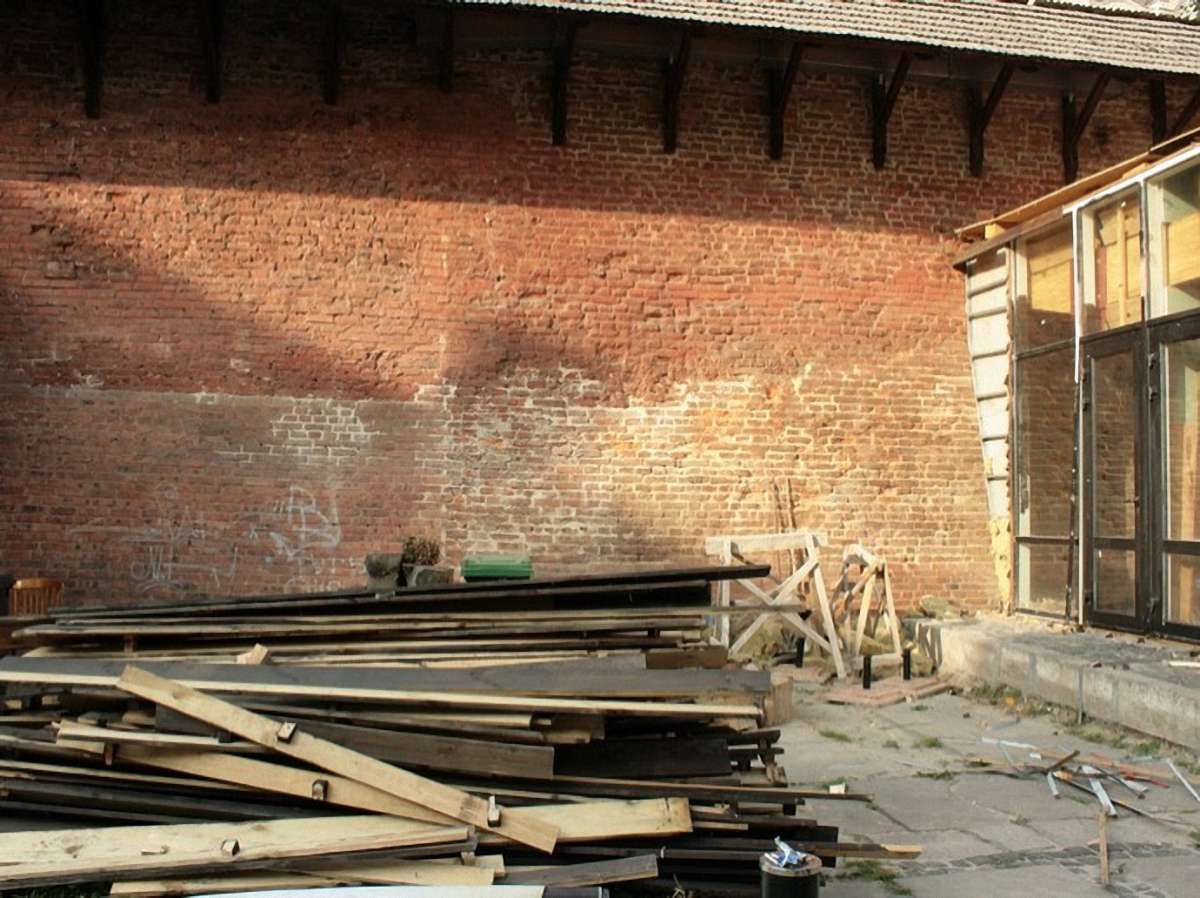 Мерія готує апеляцію, щоб демонтувати кафе в Бернардинському дворику