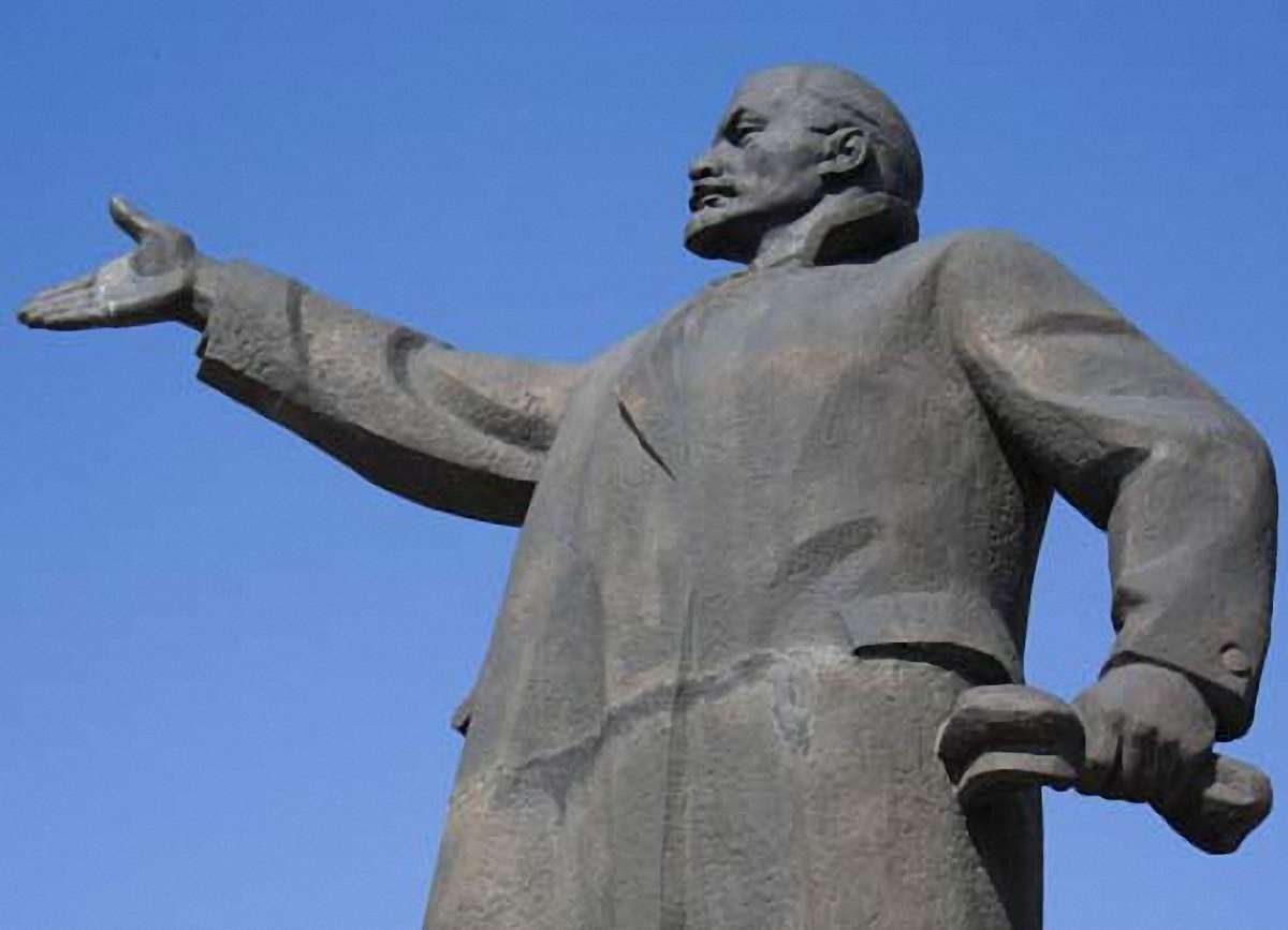Влада Сум вирішила знести два пам’ятники Леніну