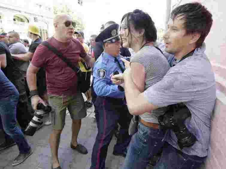 Регіоналам розіслали темники, як коментувати побиття журналістів. Фото