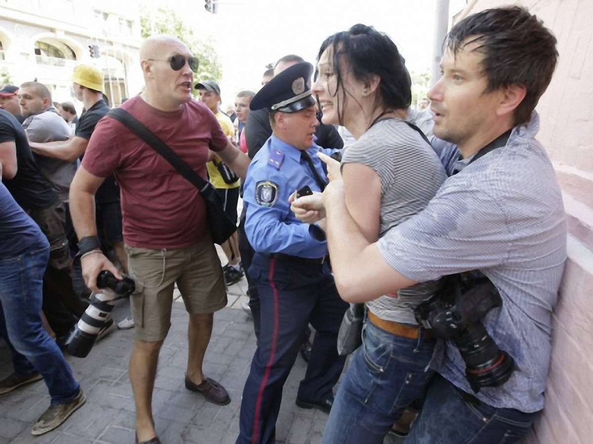 Регіоналам розіслали темники, як коментувати побиття журналістів. Фото