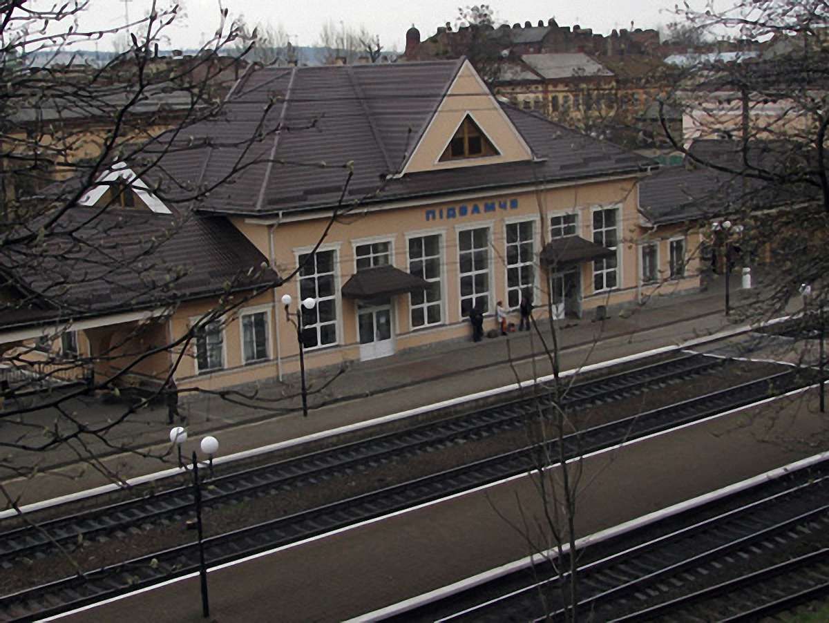 У Львові вантажний потяг збив чоловіка: потерпілий у комі