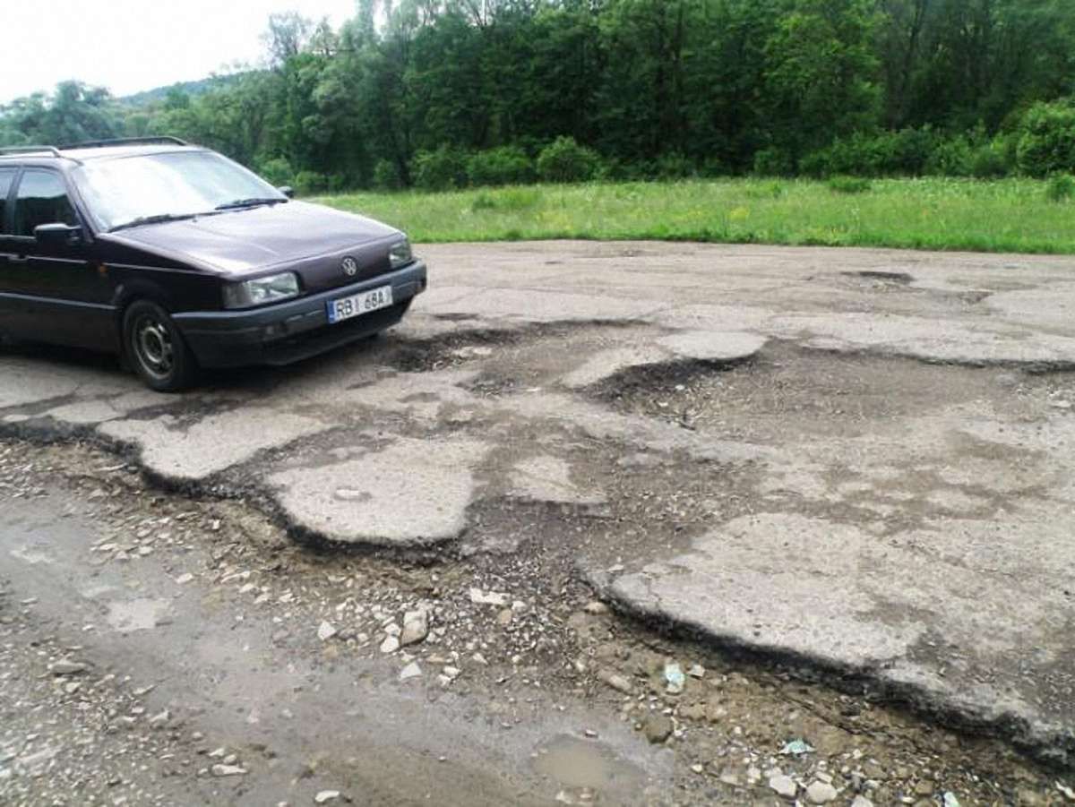 Українці подають до суду на "Укравтодор" через ями на автошляхах