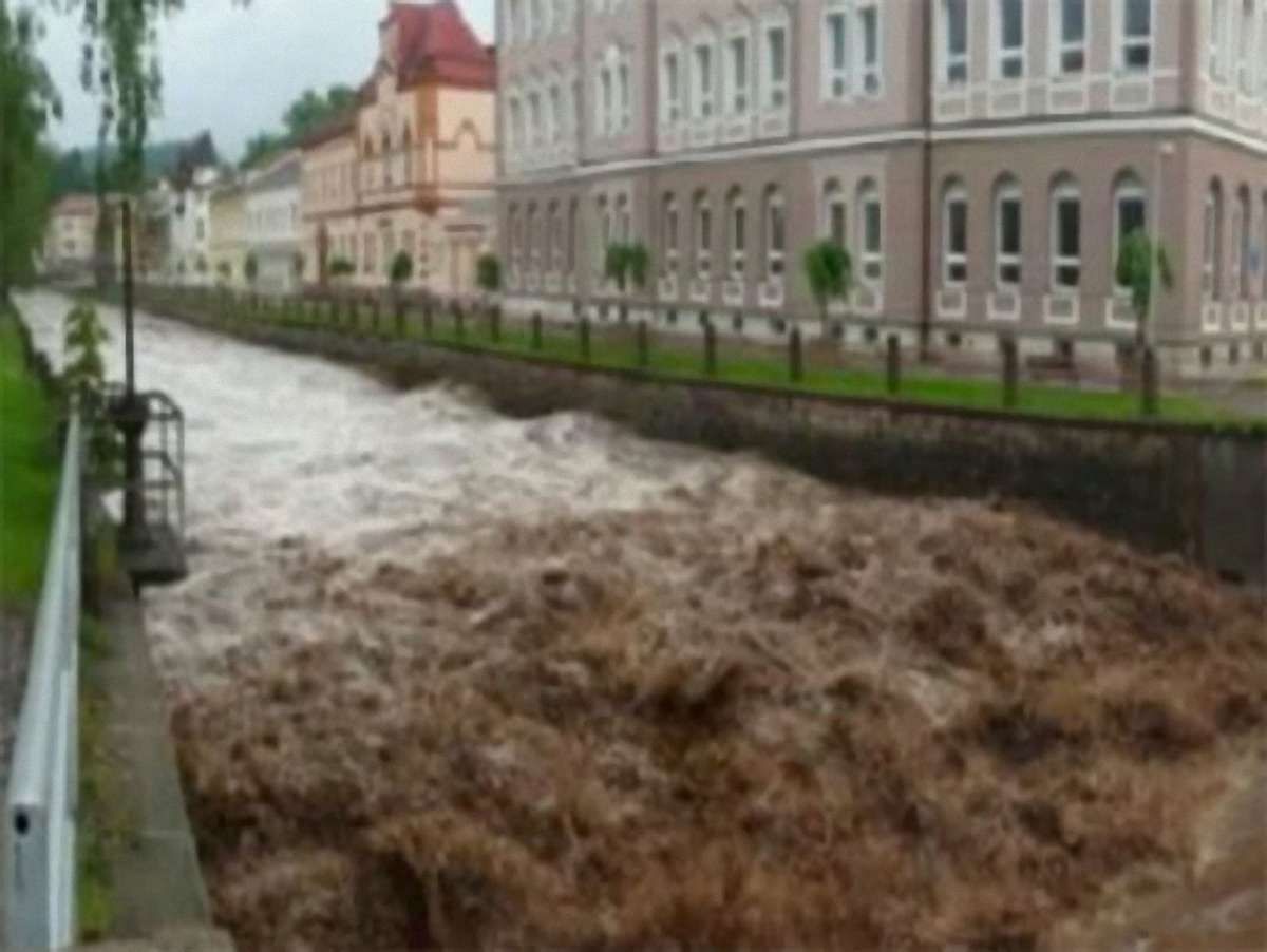 Повінь у Чехії: є жертви, жителів Праги евакуюють