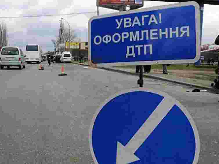 У Львові зіткнулися іномарки: одна від удару в’їхала в будинок