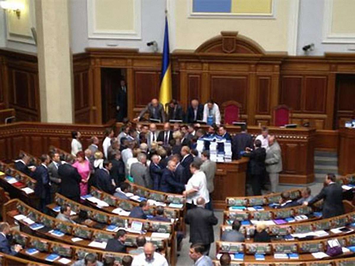 Опозиція заблокувала президію і трибуну Ради