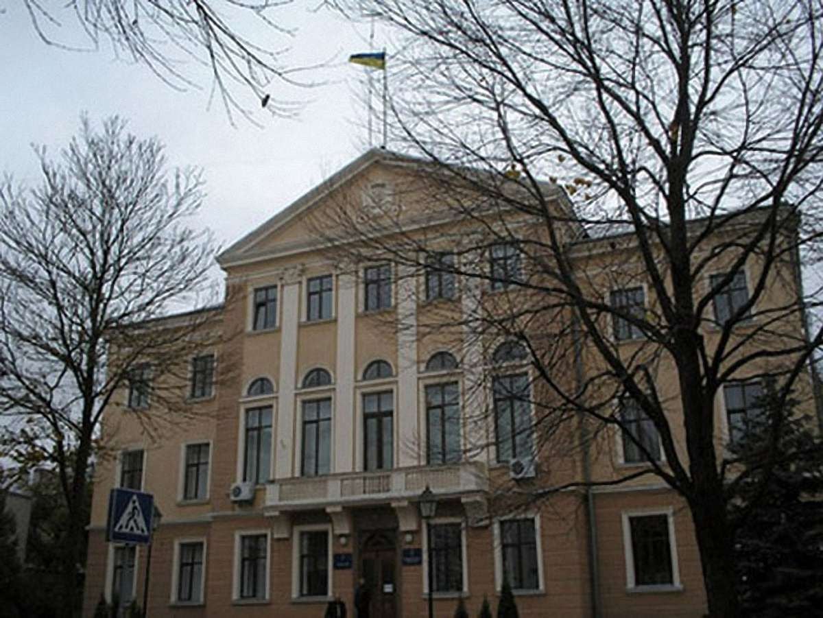У Тернополі депутати облради пікетують під стінами мерії