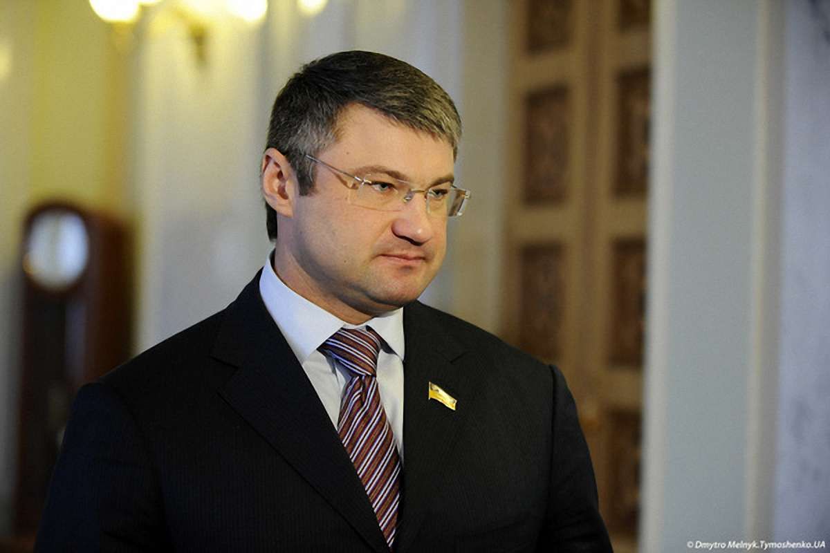 БЮТівці мають дистанціюватися від бізнесменів Яценюка, - нардеп
