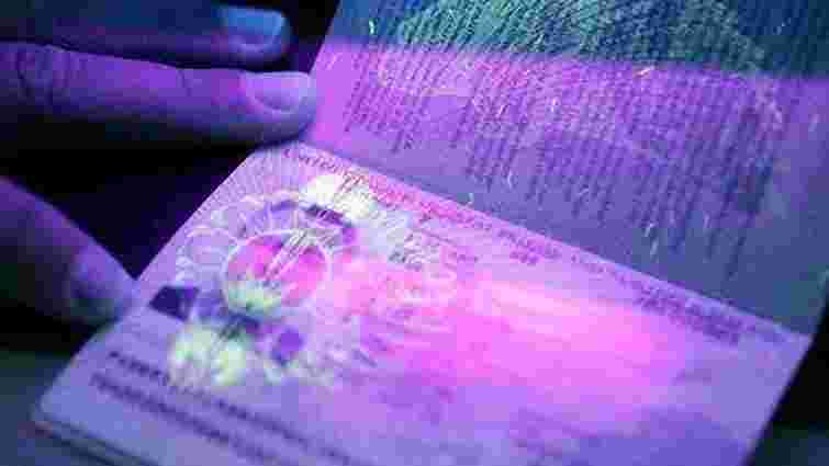 МЗС почало видавати біометричні закордонні паспорти