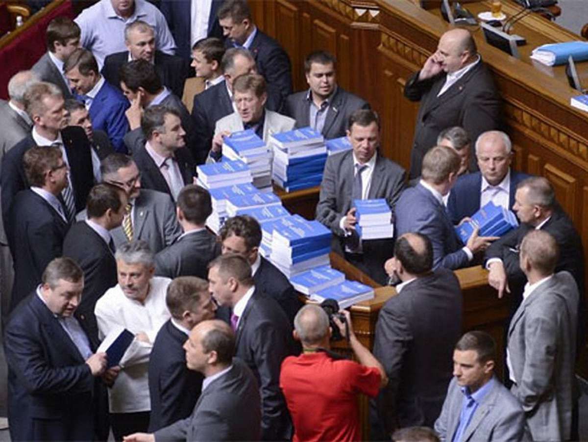 Опозиція вимагає скасувати рішення, проголосовані у блокованому парламенті