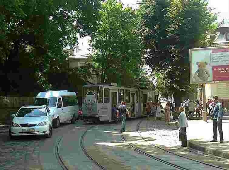 У Львові трамвай зіштовхнувся з автомобілем і зійшов з колії