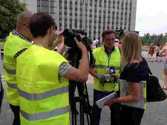 У Хмельницькому журналістам роздають спецжилети на акцію опозиції