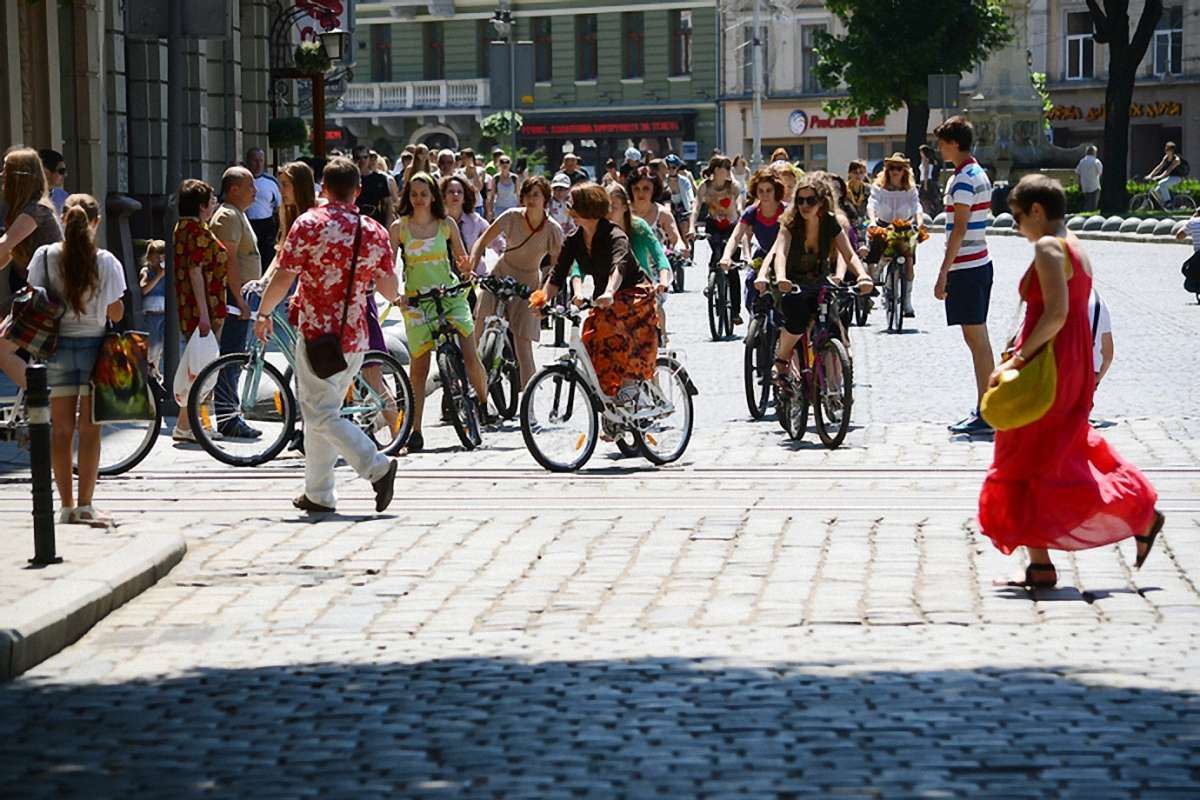Дівчата в сукнях проїхали Львовом на велосипедах