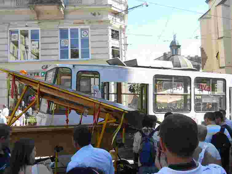 У Львові велобар зіткнувся з трамваєм. Фото