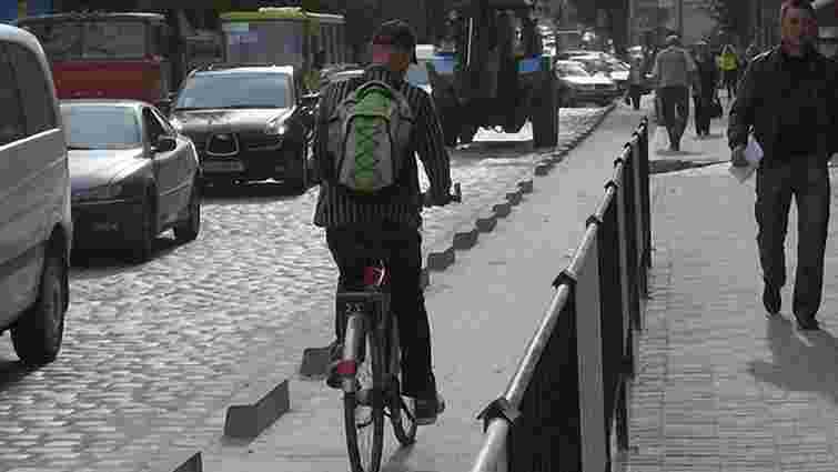 На Січових стрільців смугу для маршруток відділять велодоріжкою. Фото