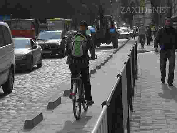 На Січових стрільців смугу для маршруток відділять велодоріжкою. Фото