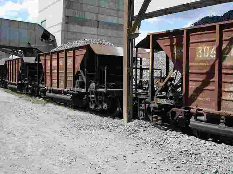 На Тернопільщині зійшли два вагони потяга, наповнені щебенем