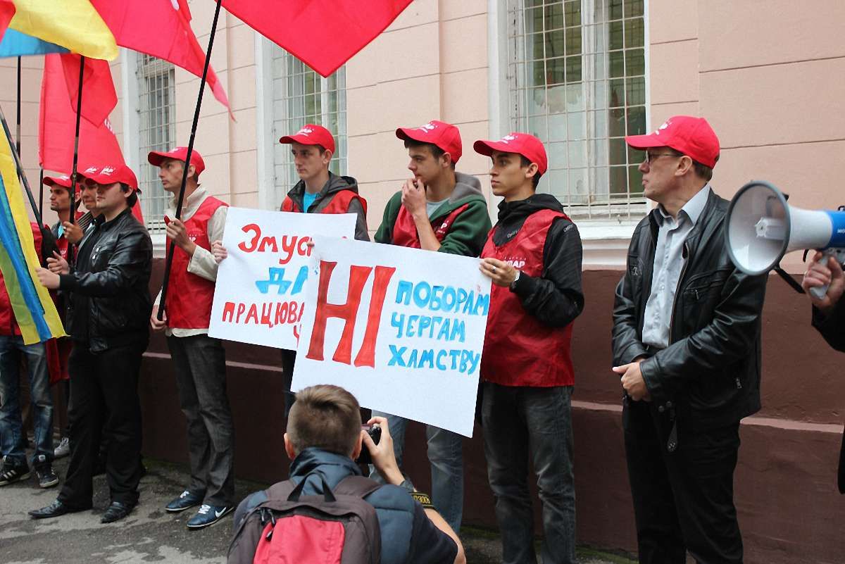 У Львові пікетували міграційну службу через доплати за закордонні паспорти