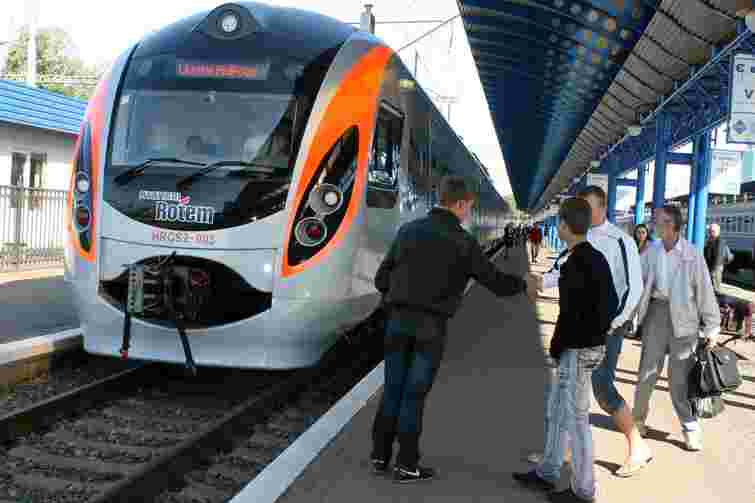 Охочих придбати квитки значно більше, ніж місць у потягах, - Львівська залізниця