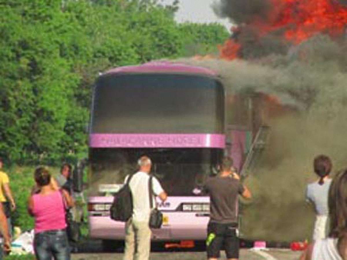 Автобус «Ялта-Дніпропетровськ» з пасажирами загорівся на ходу