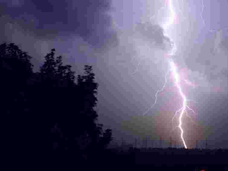 2 дітей і 2 дорослих постраждали від удару блискавки на Миколаївщині