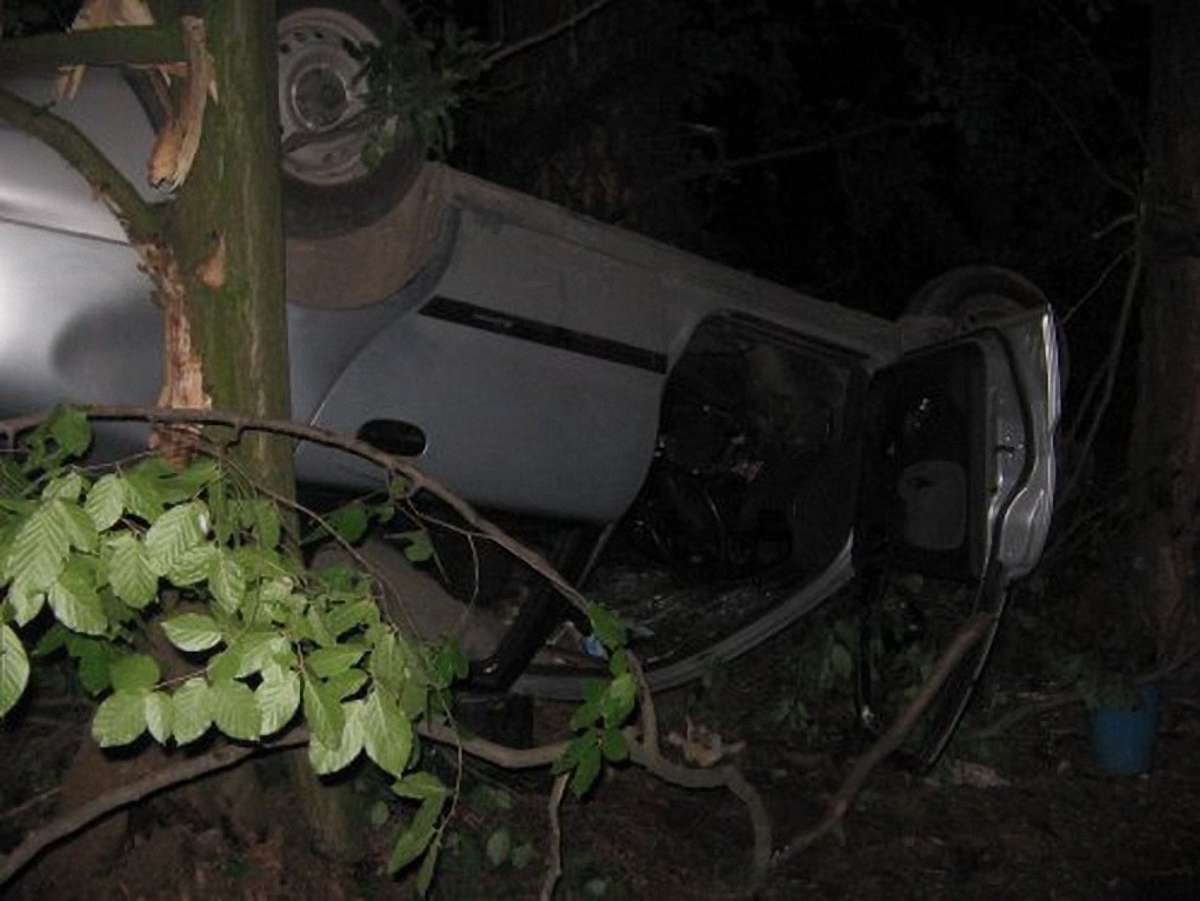 У Львові п’яний водій в’їхав у дерево: троє травмованих