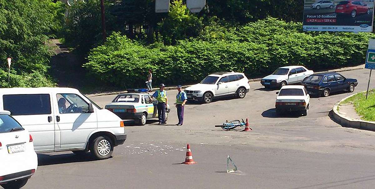 У Львові на вул. Стуса мікроавтобус збив велосипедиста. Фото