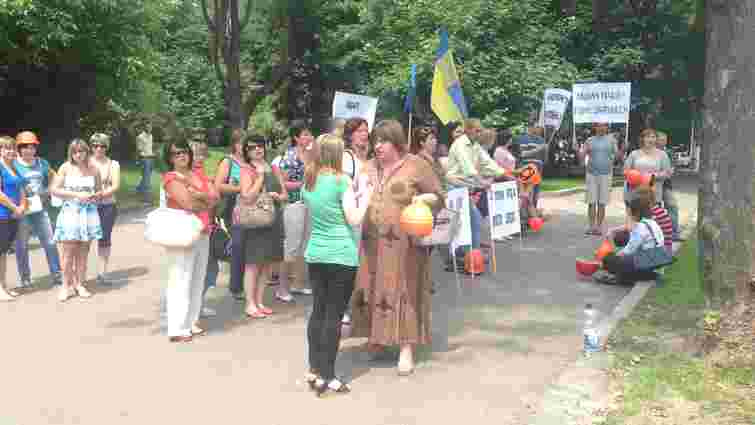 Працівники Львівської вугільної компанії пікетують ОДА: "Зарплату!"