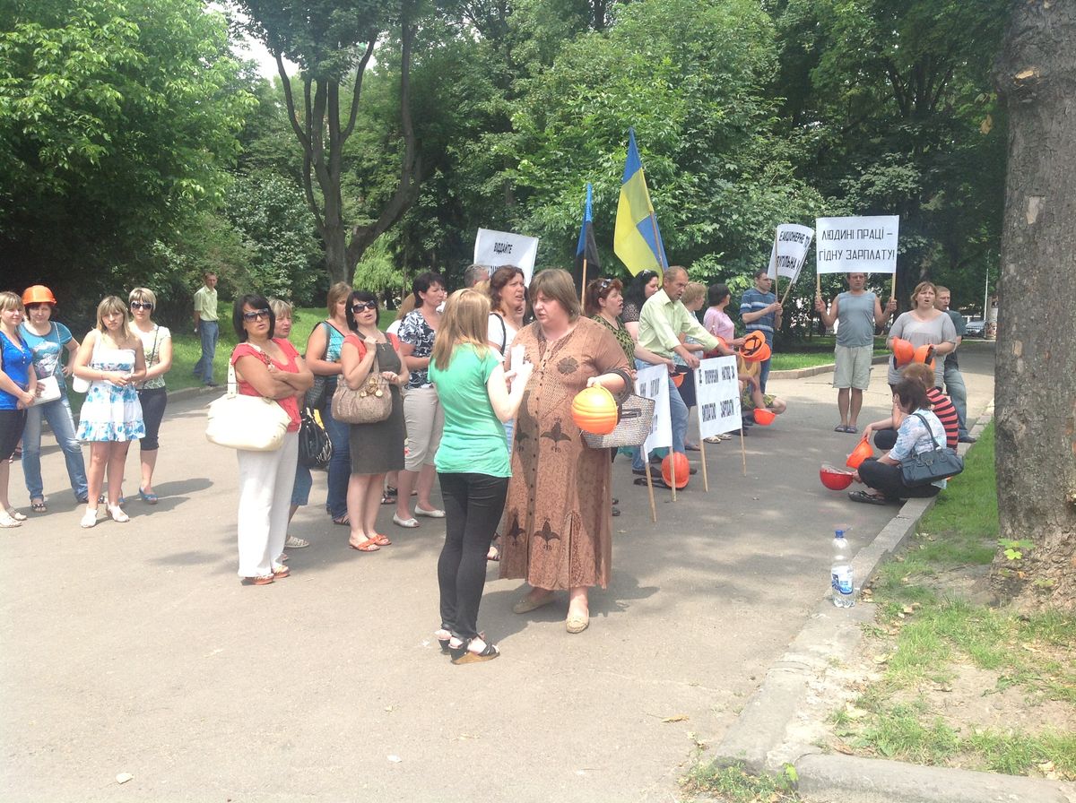 Працівники Львівської вугільної компанії пікетують ОДА: "Зарплату!"