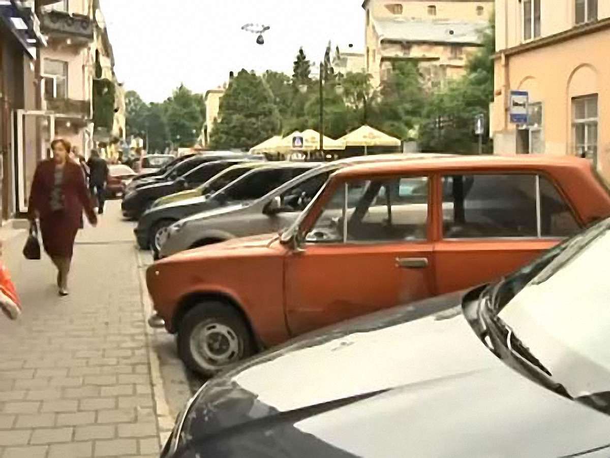 Уряд хоче заборонити паркування на тротуарах і дорогах