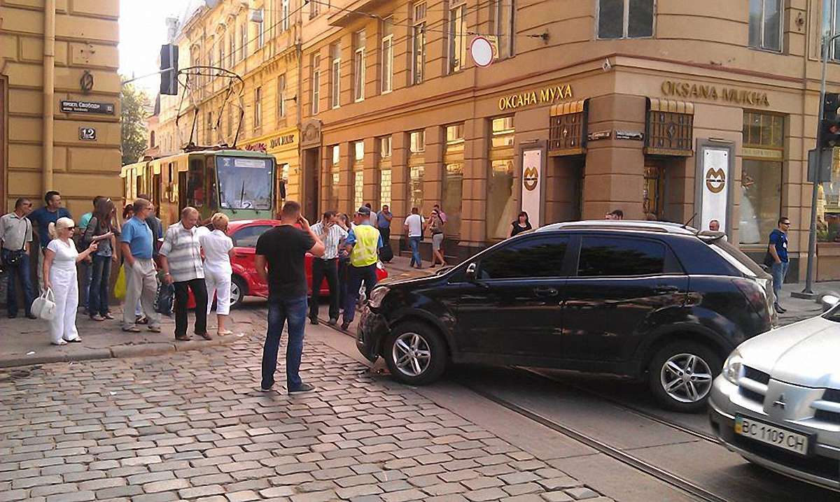 У центрі Львова «Шевроле» після зіткнення в’їхав у будинок. Фото