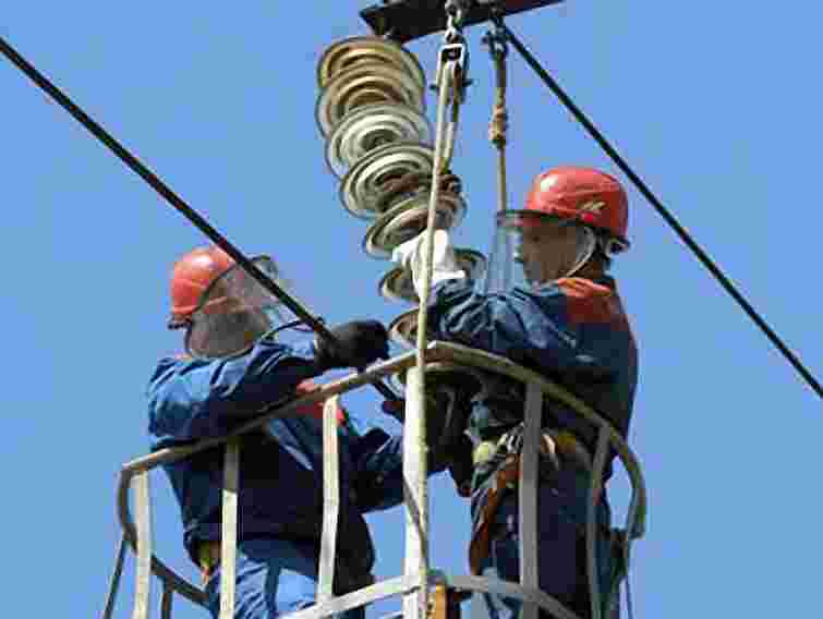 У 14 населених пунктах Львівщини обіцяють відновити світло до вечора