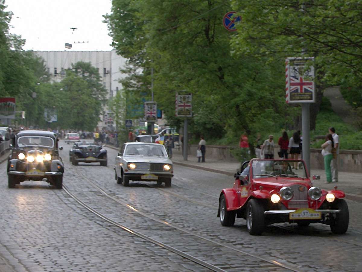 У центрі Львова змінять рух транспорту через ретро-перегони