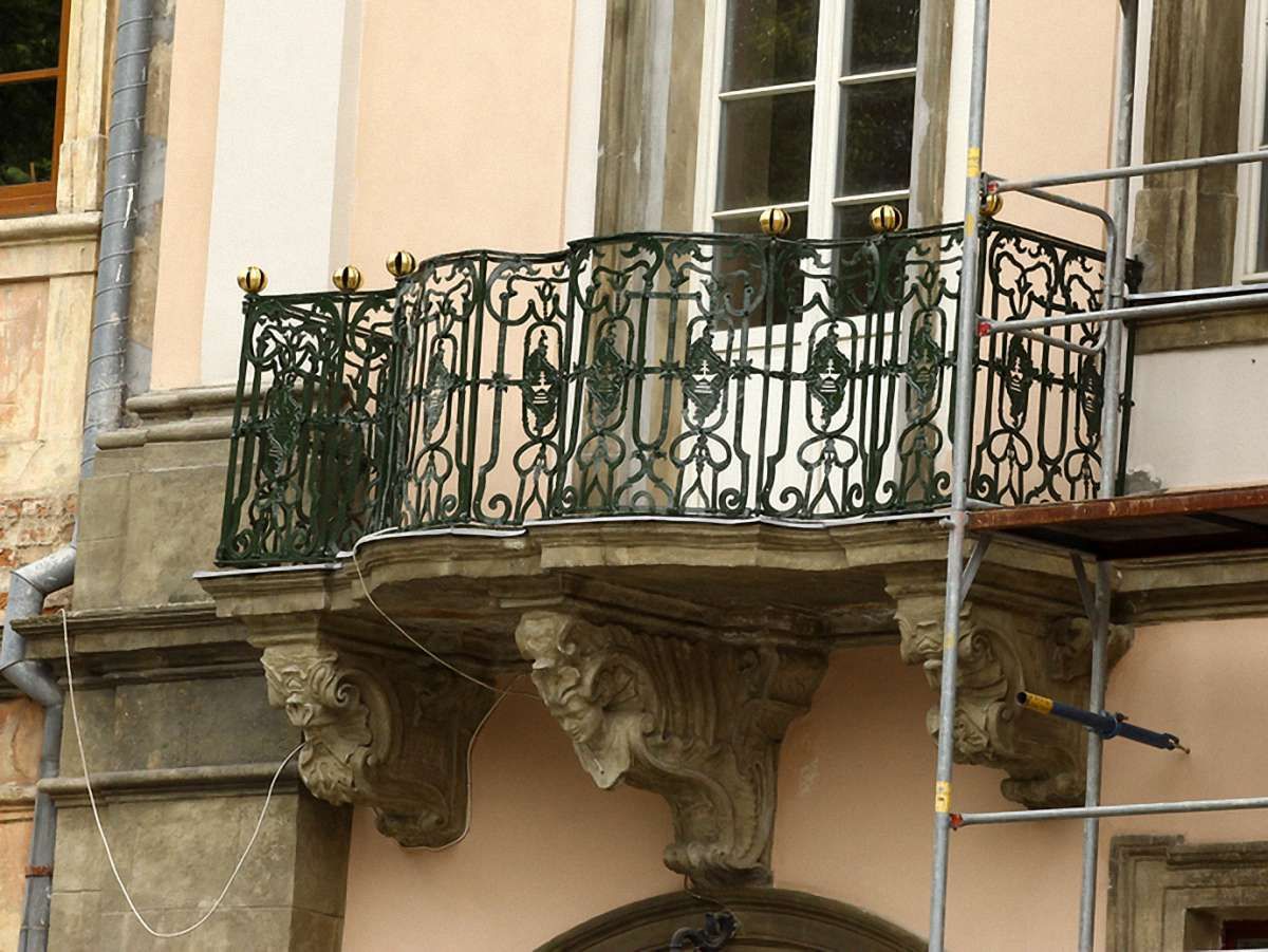 У центрі Львова до кінця року відреставрують 21 балкон 