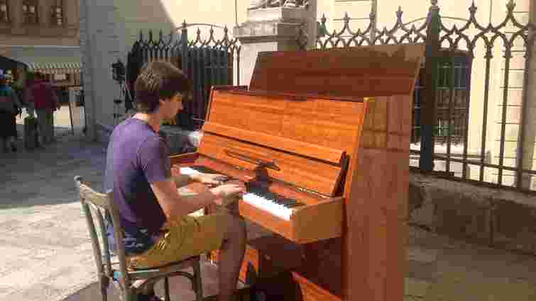 У центрі Львова з’явилось вуличне фортепіано