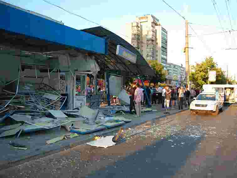 У Сумах водій в'їхав в автобусну зупинку: є жертви. Фото