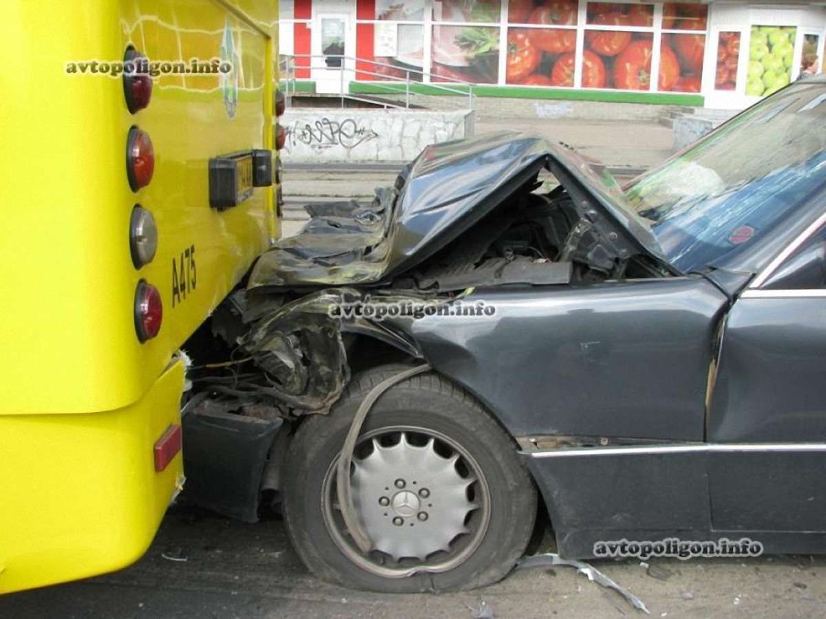 У Києві Mercedes врізався у маршрутку з дітьми