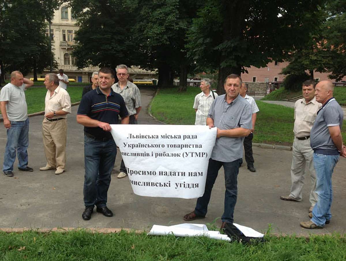 Львівську облраду пікетують через мисливські угіддя