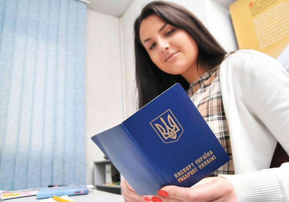 Видачу закордонних паспортів призупинили через зміну виробника бланків