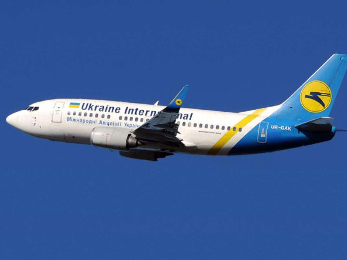 220 туристів півдоби не могли вилетіли зі Львова: літак тричі завертали