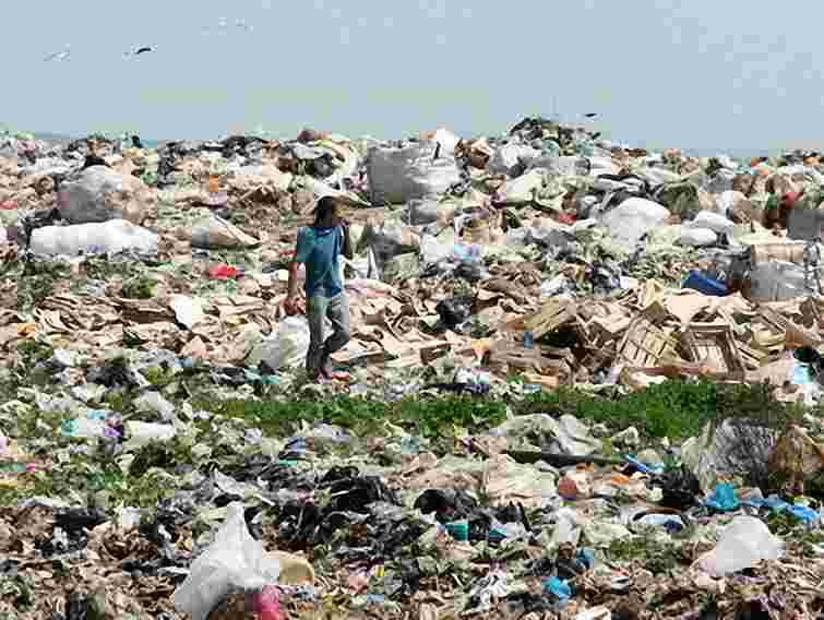 Політичні сили мають припинити використовувати проблему сміття, – експерт