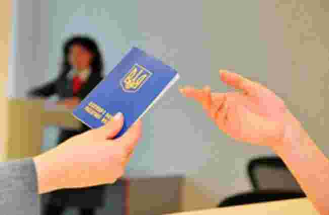 Затримки з видачею закордонних паспортів прогнозують до 8 липня